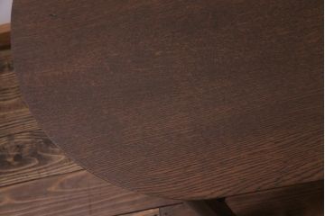アンティーク家具　昭和初期　ナラ材　素朴な温かみを感じるラウンド型のセンターテーブル(リビングテーブル)