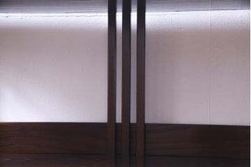 中古　民芸家具　牡丹の飾り金具が品格を添える飾り棚(サイドボード)