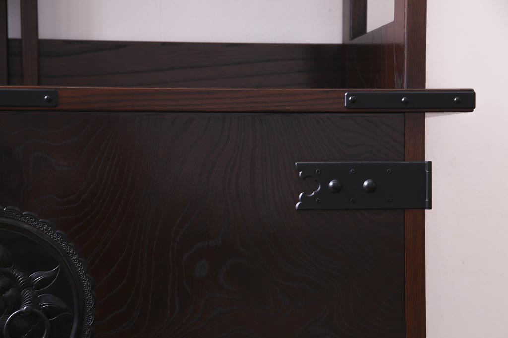 中古　民芸家具　牡丹の飾り金具が品格を添える飾り棚(サイドボード)