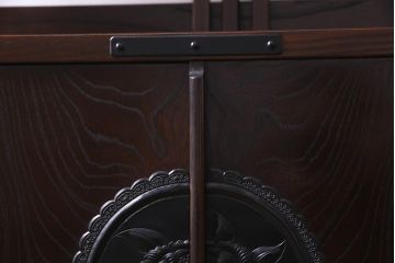 中古　民芸家具　牡丹の飾り金具が品格を添える飾り棚(サイドボード)