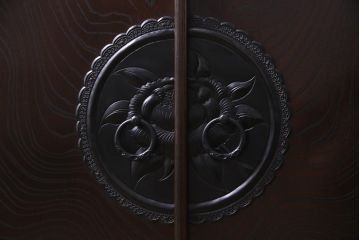 中古　民芸家具　牡丹の飾り金具が品格を添える飾り棚(サイドボード)