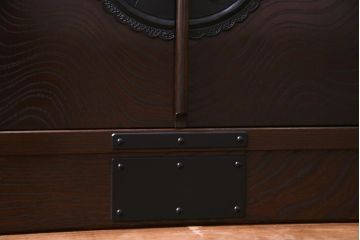 中古　民芸家具　牡丹の飾り金具が品格を添える飾り棚(サイドボード)