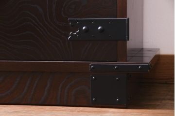 中古　民芸家具　牡丹の飾り金具が品格を添える飾り棚(サイドボード)