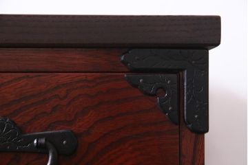 中古美品　岩谷堂箪笥　天板リメイク　羽牡丹金具とケヤキの杢目が力強い存在感を放つ整理箪笥(サイドボード)