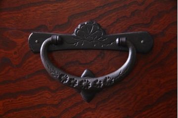 中古美品　岩谷堂箪笥　天板リメイク　羽牡丹金具とケヤキの杢目が力強い存在感を放つ整理箪笥(サイドボード)