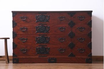 中古美品　岩谷堂箪笥　天板リメイク　羽牡丹金具とケヤキの杢目が力強い存在感を放つ整理箪笥(サイドボード)