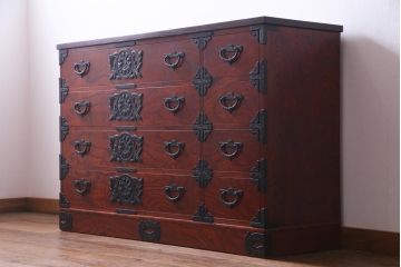 中古美品　岩谷堂箪笥　天板リメイク　羽牡丹金具とケヤキの杢目が力強い存在感を放つ整理箪笥(サイドボード)
