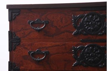 中古美品　岩谷堂箪笥　天板リメイク　羽牡丹金具とケヤキの杢目が力強い存在感を放つ整理箪笥(サイドボード)
