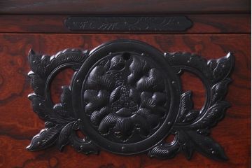 中古美品　岩谷堂箪笥　天板リメイク　羽牡丹金具とケヤキの杢目が力強い存在感を放つ整理箪笥(サイドボード)