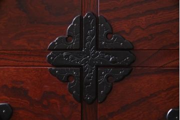 中古美品　岩谷堂箪笥　天板リメイク　羽牡丹金具とケヤキの杢目が力強い存在感を放つ整理箪笥(サイドボード)