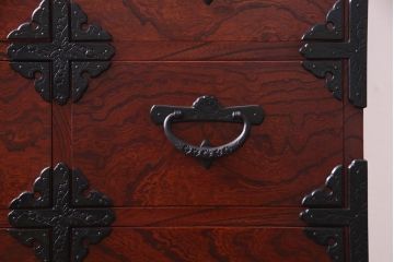 中古美品　岩谷堂箪笥　天板リメイク　羽牡丹金具とケヤキの杢目が力強い存在感を放つ整理箪笥(サイドボード)