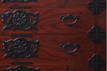 中古美品　岩谷堂箪笥　天板リメイク　羽牡丹金具とケヤキの杢目が力強い存在感を放つ整理箪笥(サイドボード)