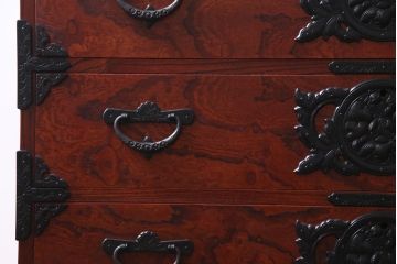 中古美品　岩谷堂箪笥　天板リメイク　羽牡丹金具とケヤキの杢目が力強い存在感を放つ整理箪笥(サイドボード)