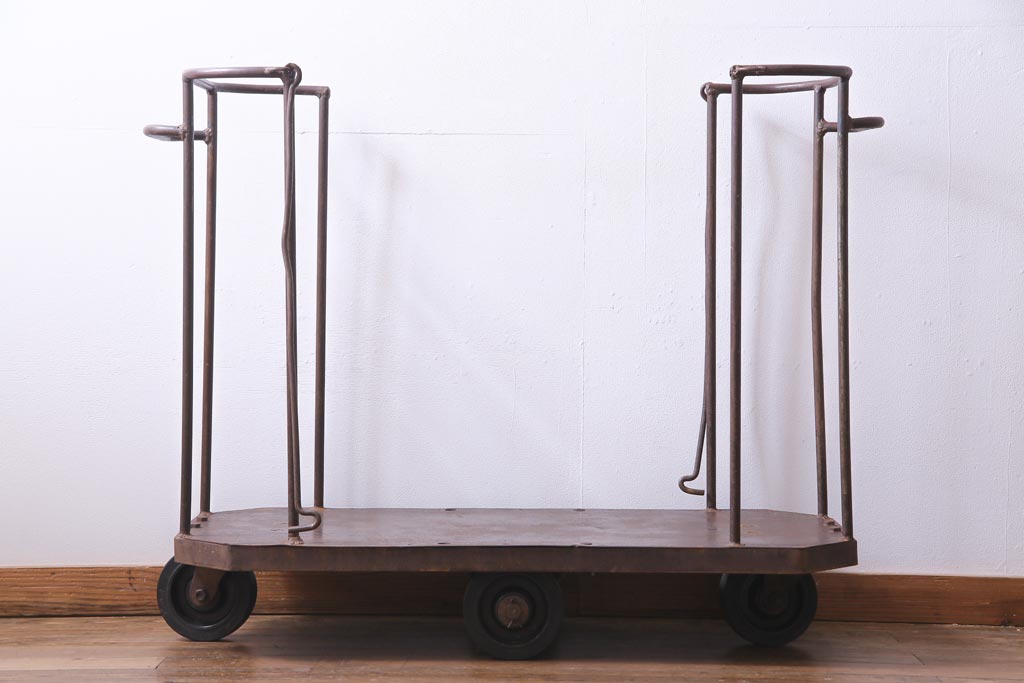 フランスビンテージ インダストリアルな空間に馴染むオーバル型のアイアンカート(トロリー)
