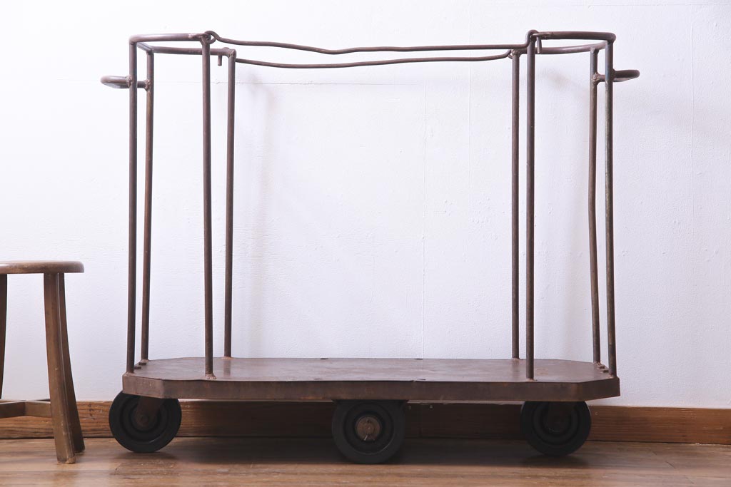 フランスビンテージ インダストリアルな空間に馴染むオーバル型のアイアンカート(トロリー)