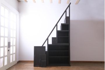 アンティーク家具　古民具　松材製　手すり付きが珍しい和モダンにぴったりな階段箪笥