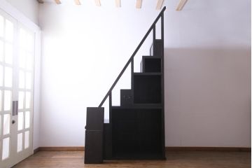 アンティーク家具　古民具　松材製　手すり付きが珍しい和モダンにぴったりな階段箪笥