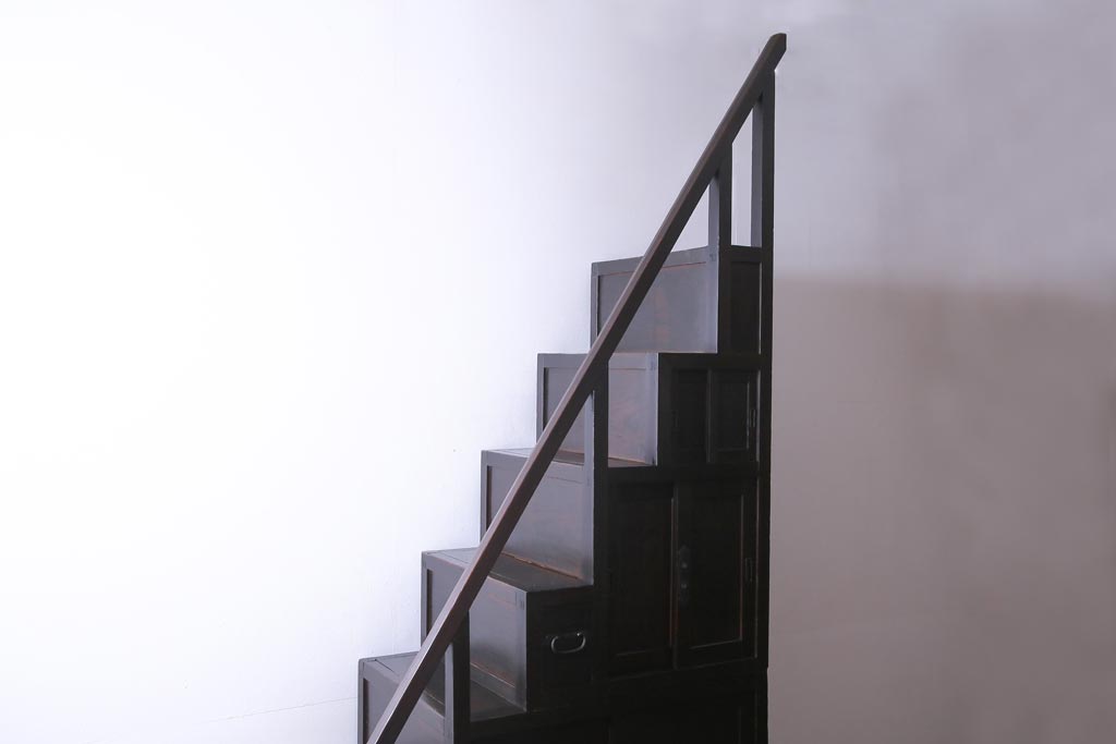 アンティーク家具　古民具　松材製　手すり付きが珍しい和モダンにぴったりな階段箪笥