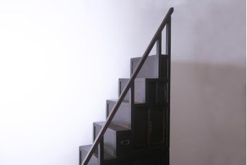 アンティーク家具　古民具　松材製　手すり付きが珍しい和モダンにぴったりな階段箪笥