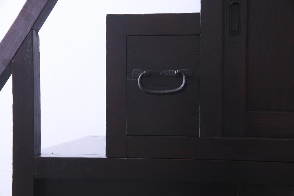 アンティーク家具　古民具　松材製　手すり付きが珍しい和モダンにぴったりな階段箪笥