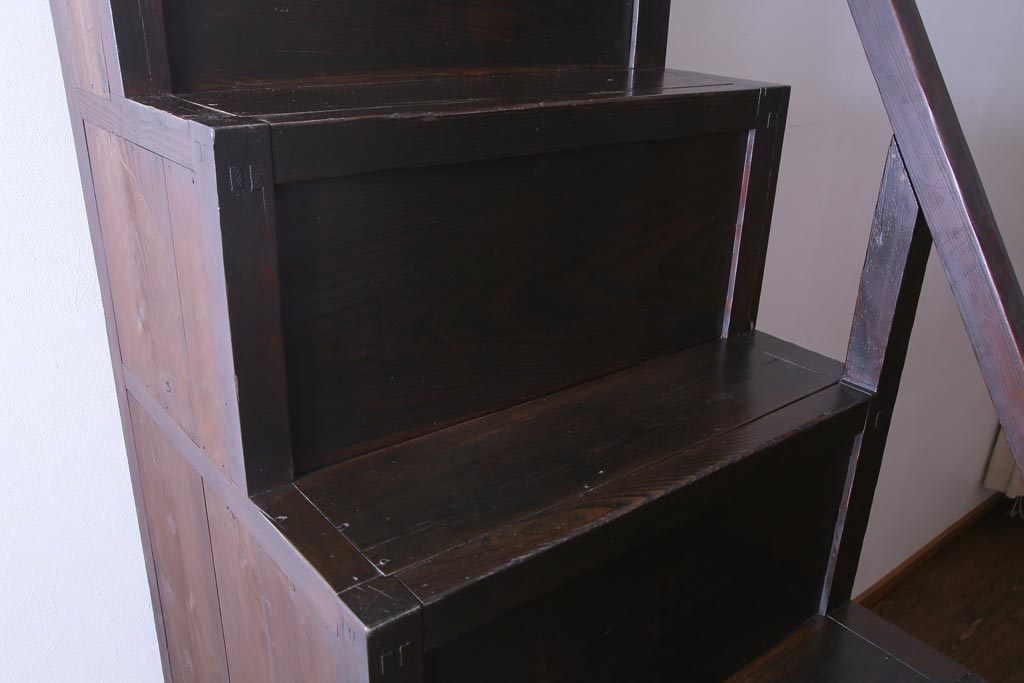 アンティーク家具　古民具　松材製　手すり付きが珍しい和モダンにぴったりな階段箪笥