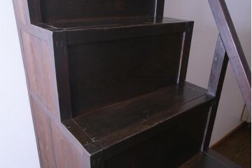 アンティーク家具　古民具　松材製　手すり付きが珍しい和モダンにぴったりな階段箪笥