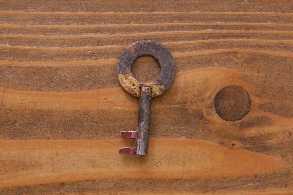 アンティーク家具　古民具　松材製　手すり付きが珍しい和モダンにぴったりな階段箪笥