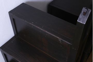 アンティーク家具　古民具　松材製　手すり付きが珍しい和モダンにぴったりな階段箪笥