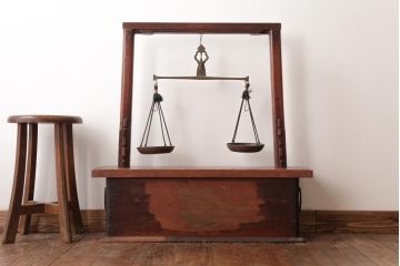 アンティーク雑貨　古民具・骨董　江戸期　両替商天秤ばかり・後藤分銅12個付(計り、針口天秤、両替天秤)(1)