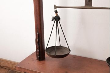 アンティーク雑貨　古民具・骨董　江戸期　両替商天秤ばかり・後藤分銅12個付(計り、針口天秤、両替天秤)(1)