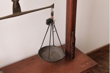 アンティーク雑貨　古民具・骨董　江戸期　両替商天秤ばかり・後藤分銅12個付(計り、針口天秤、両替天秤)(1)