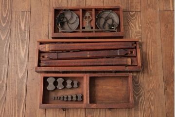 アンティーク雑貨　古民具・骨董　江戸期　両替商天秤ばかり・後藤分銅12個付(計り、針口天秤、両替天秤)(1)