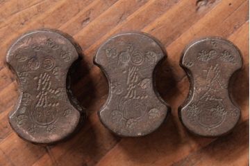 アンティーク雑貨　古民具・骨董　江戸期　両替商天秤ばかり・後藤分銅12個付(計り、針口天秤、両替天秤)(1)