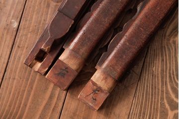 アンティーク雑貨　古民具・骨董　江戸期　両替商天秤ばかり・後藤分銅12個付(計り、針口天秤、両替天秤)(1)