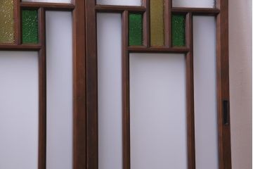 ラフジュ工房オリジナル　古建具リメイク　ダイヤ・すり・色ガラスを組合せた大正ロマン香る戸棚(収納棚、食器棚)
