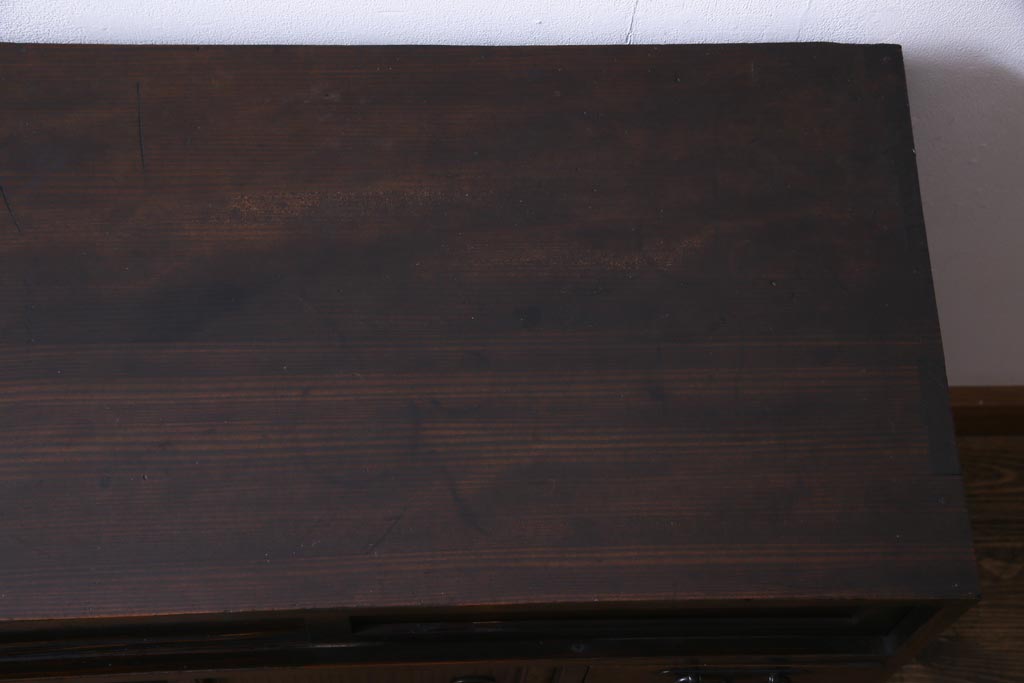 アンティーク家具　古民具　小振り　大きな引手が目を引く古い趣が魅力の松本箪笥(帳場箪笥・整理箪笥)