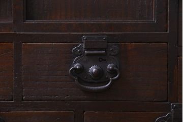 アンティーク家具　古民具　小振り　大きな引手が目を引く古い趣が魅力の松本箪笥(帳場箪笥・整理箪笥)