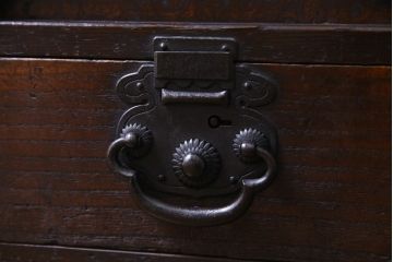 アンティーク家具　古民具　小振り　大きな引手が目を引く古い趣が魅力の松本箪笥(帳場箪笥・整理箪笥)
