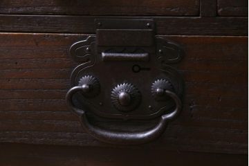 アンティーク家具　古民具　小振り　大きな引手が目を引く古い趣が魅力の松本箪笥(帳場箪笥・整理箪笥)