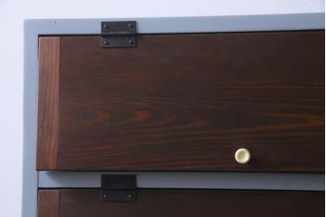 ラフジュ工房オリジナル　鉄脚　白いつまみが可愛らしいパタパタ扉の収納棚(5段タイプ)(戸棚、下駄箱)