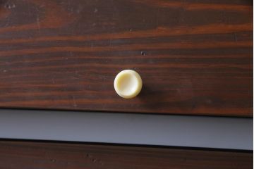 ラフジュ工房オリジナル　鉄脚　白いつまみが可愛らしいパタパタ扉の収納棚(5段タイプ)(戸棚、下駄箱)