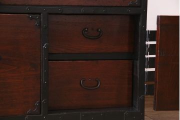 アンティーク家具　和製アンティーク　前面ケヤキ材　松竹梅・蝶の金具　大振りで存在感のある二本松箪笥(衣装箪笥、和タンス)