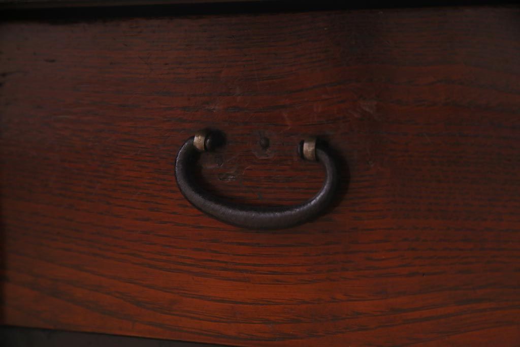 アンティーク家具　和製アンティーク　前面ケヤキ材　松竹梅・蝶の金具　大振りで存在感のある二本松箪笥(衣装箪笥、和タンス)