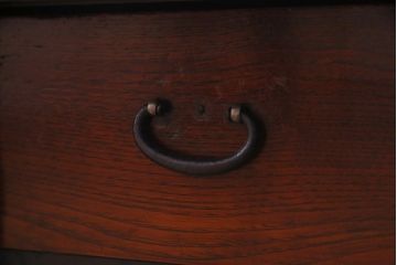 アンティーク家具　和製アンティーク　前面ケヤキ材　松竹梅・蝶の金具　大振りで存在感のある二本松箪笥(衣装箪笥、和タンス)