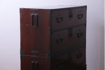 アンティーク家具　和製アンティーク　前面ケヤキ材　松竹梅・蝶の金具　大振りで存在感のある二本松箪笥(衣装箪笥、和タンス)