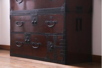 アンティーク家具　和製アンティーク　前面ケヤキ材　松竹梅・蝶の金具　大振りで存在感のある二本松箪笥(衣装箪笥、和タンス)