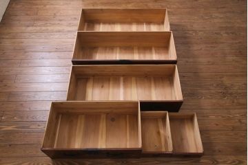 アンティーク家具　和製アンティーク　前面ケヤキ材　松竹梅・蝶の金具　大振りで存在感のある二本松箪笥(衣装箪笥、和タンス)