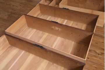 アンティーク家具　和製アンティーク　前面ケヤキ材　松竹梅・蝶の金具　大振りで存在感のある二本松箪笥(衣装箪笥、和タンス)