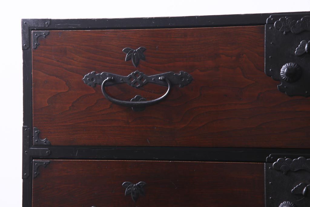 アンティーク家具　和製アンティーク　前面ケヤキ材　松竹梅・蝶の金具　大振りで存在感のある二本松箪笥(衣装箪笥、和タンス)