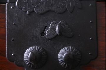 アンティーク家具　和製アンティーク　前面ケヤキ材　松竹梅・蝶の金具　大振りで存在感のある二本松箪笥(衣装箪笥、和タンス)